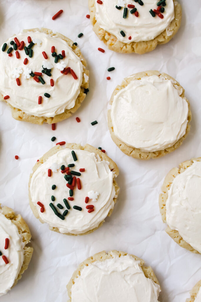 picture of some cookies with sprinkles and some without sprinkles