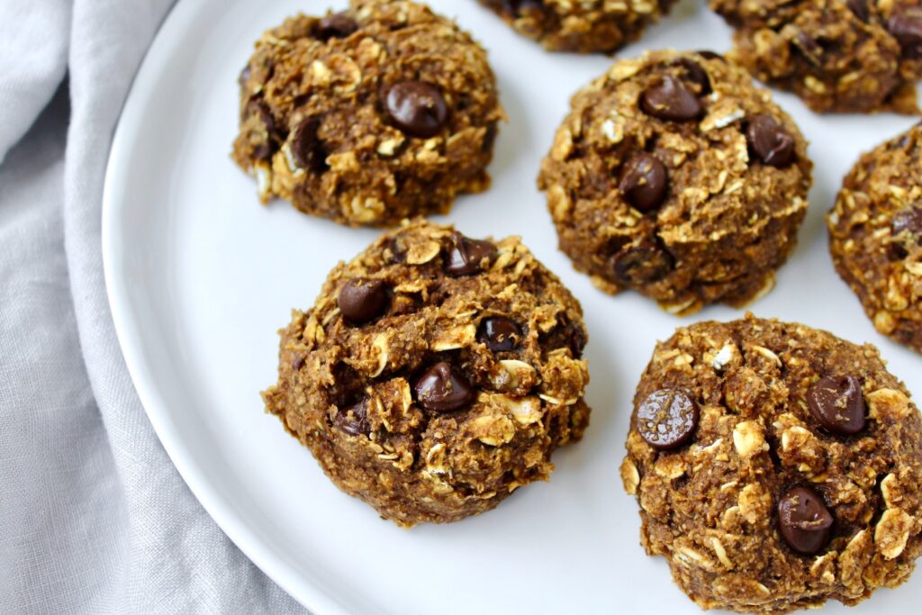 Healthy Pumpkin Oatmeal Chocolate Chip Cookies (vegan, oil-free, refined sugar free)