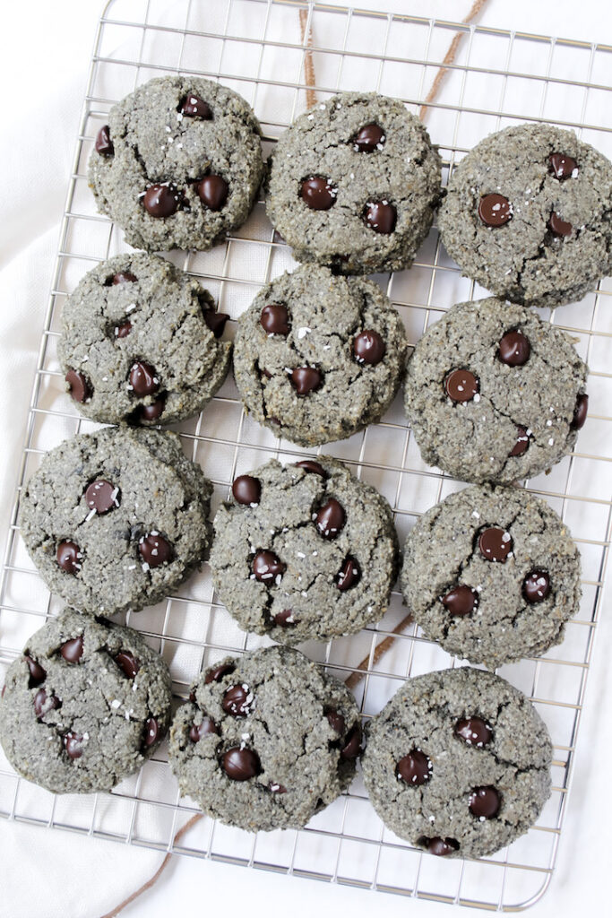 overview picture of the black sesame cookies