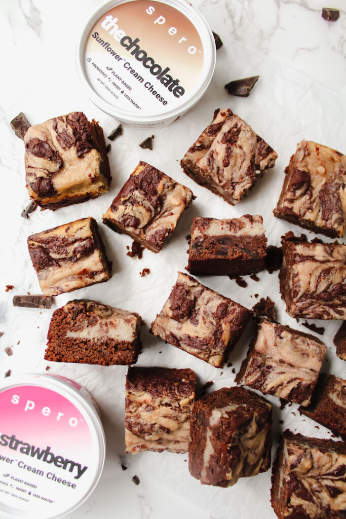 overview picture of brownies with Spero cream cheese tubs