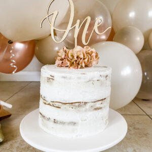 picture of the healthy baby smash cake with flowers and a number one cake topper