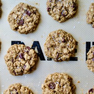 Easy Oatmeal Chocolate Chip Cookies (vegan, gf)