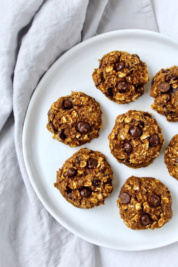 Healthy Pumpkin Oatmeal Chocolate Chip Cookies (vegan, oil-free, refined sugar free)