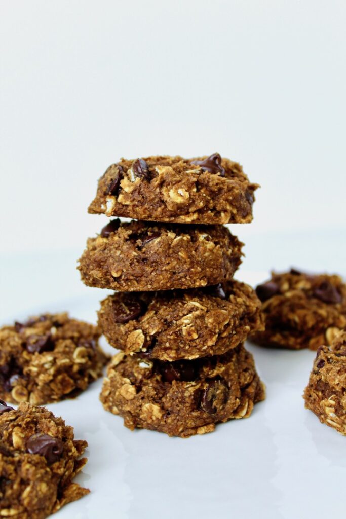 Healthy Pumpkin Oatmeal Chocolate Chip Cookies (vegan, oil-free, refined sugar free)