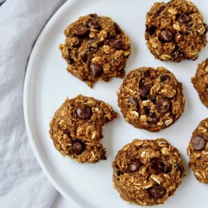 Healthy Pumpkin Oatmeal Chocolate Chip Cookies (vegan, oil-free, refined sugar free)