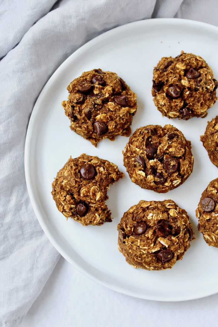 Healthy Pumpkin Oatmeal Chocolate Chip Cookies (vegan, oil-free, refined sugar free)